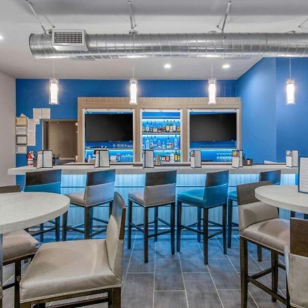 Clarion Inn & Suites Dfw North Ървинг Екстериор снимка