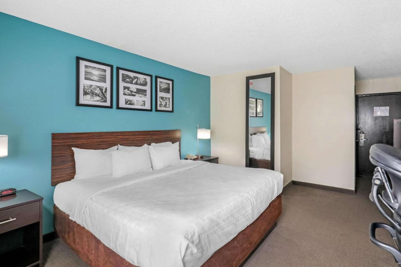 Clarion Inn & Suites Dfw North Ървинг Екстериор снимка