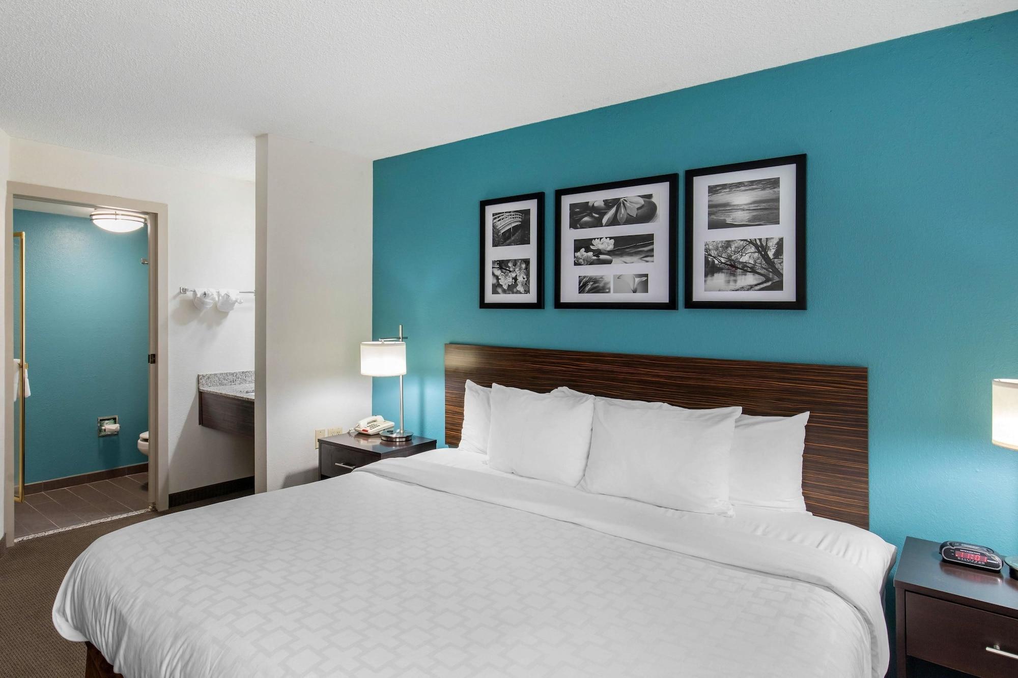 Clarion Inn & Suites Dfw North Ървинг Екстериор снимка