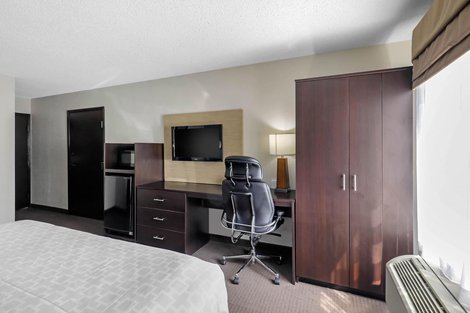 Clarion Inn & Suites Dfw North Ървинг Екстериор снимка