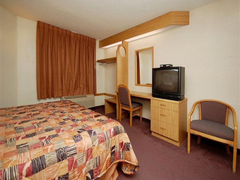 Clarion Inn & Suites Dfw North Ървинг Екстериор снимка
