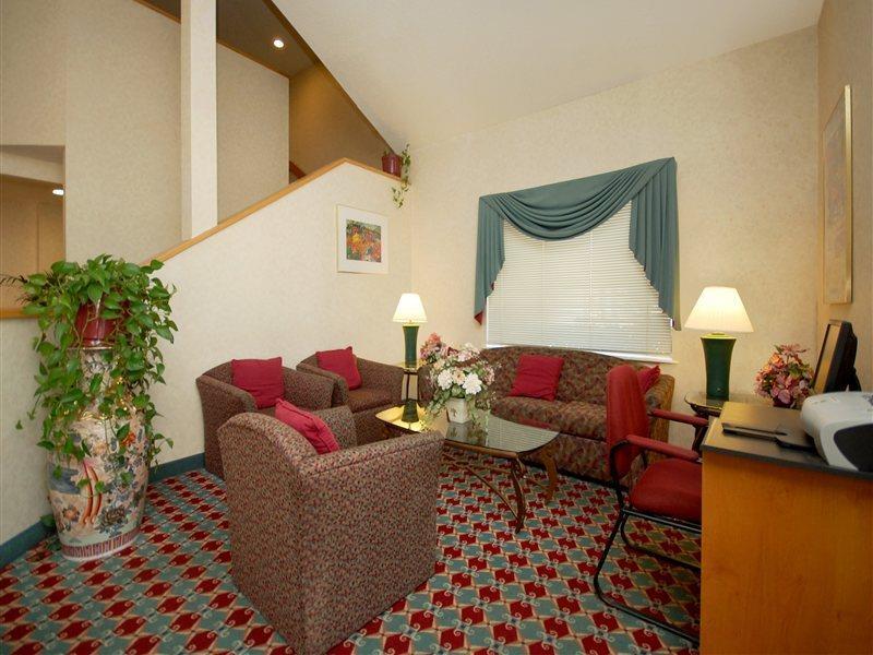 Clarion Inn & Suites Dfw North Ървинг Екстериор снимка