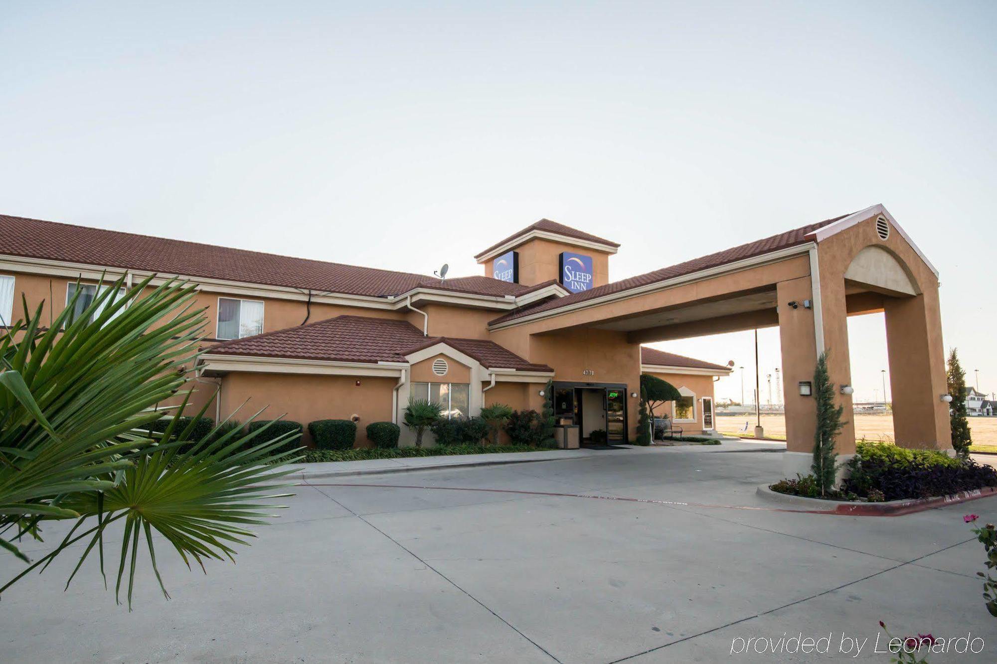 Clarion Inn & Suites Dfw North Ървинг Екстериор снимка