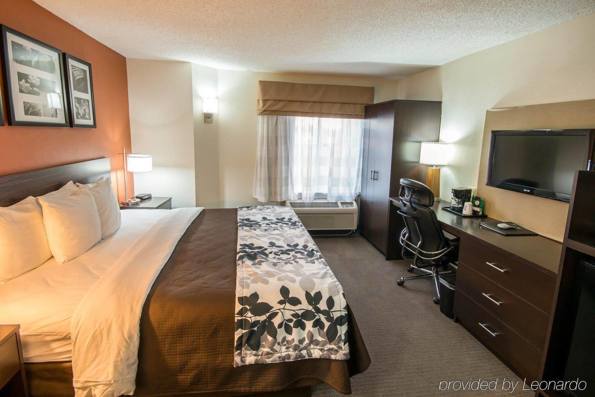 Clarion Inn & Suites Dfw North Ървинг Екстериор снимка