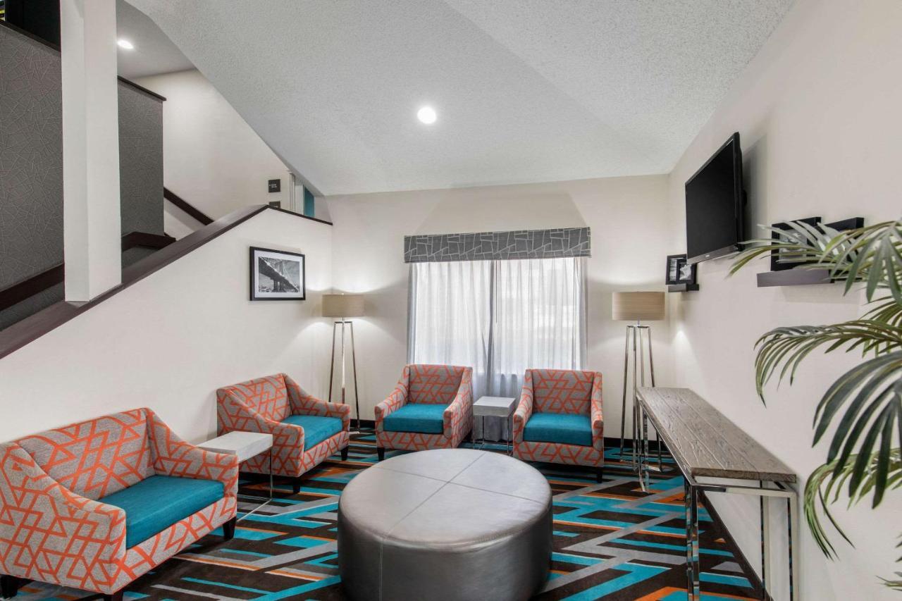 Clarion Inn & Suites Dfw North Ървинг Екстериор снимка