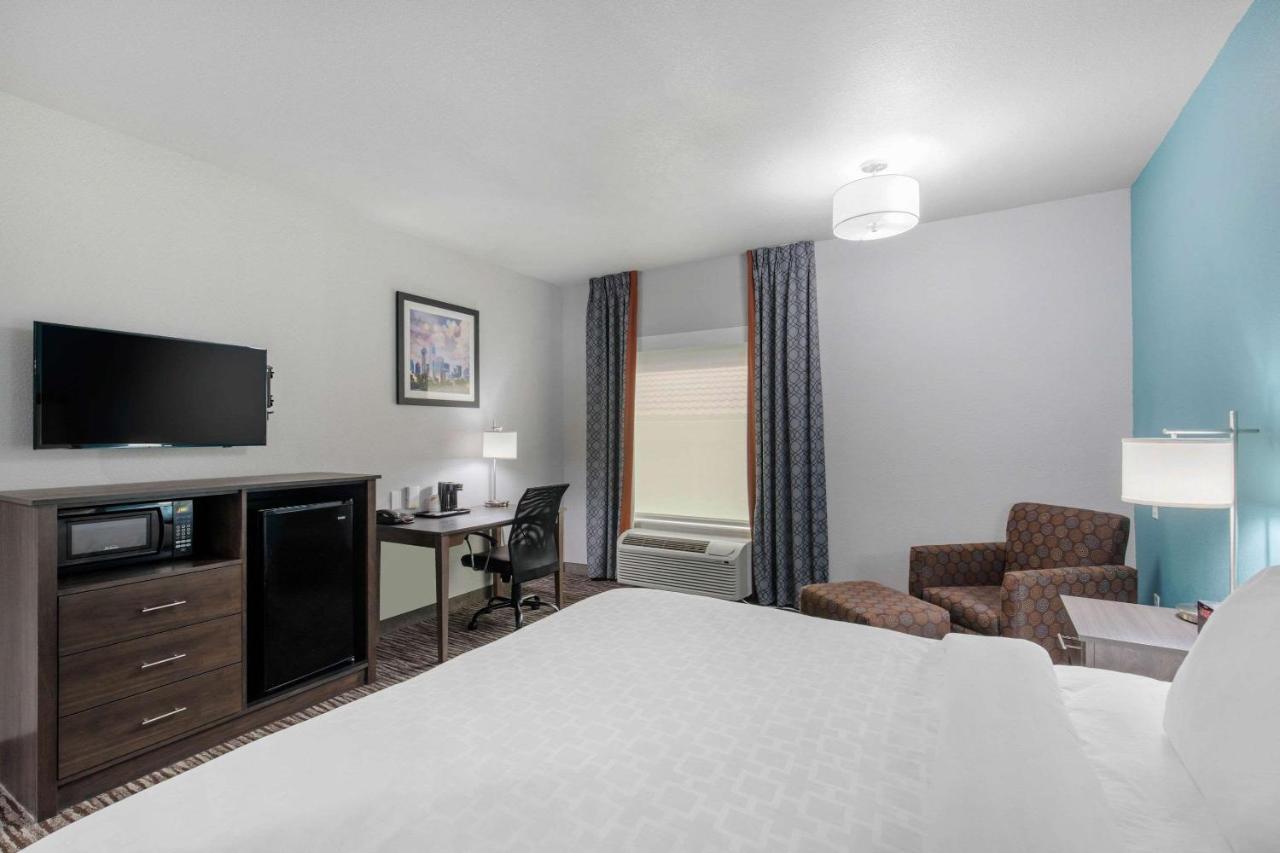 Clarion Inn & Suites Dfw North Ървинг Екстериор снимка