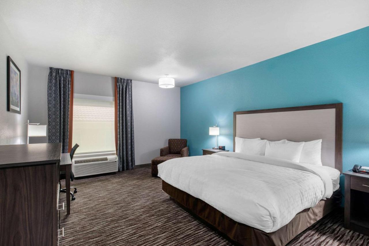 Clarion Inn & Suites Dfw North Ървинг Екстериор снимка