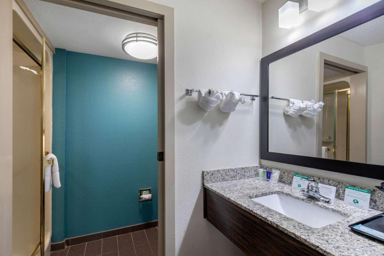 Clarion Inn & Suites Dfw North Ървинг Екстериор снимка