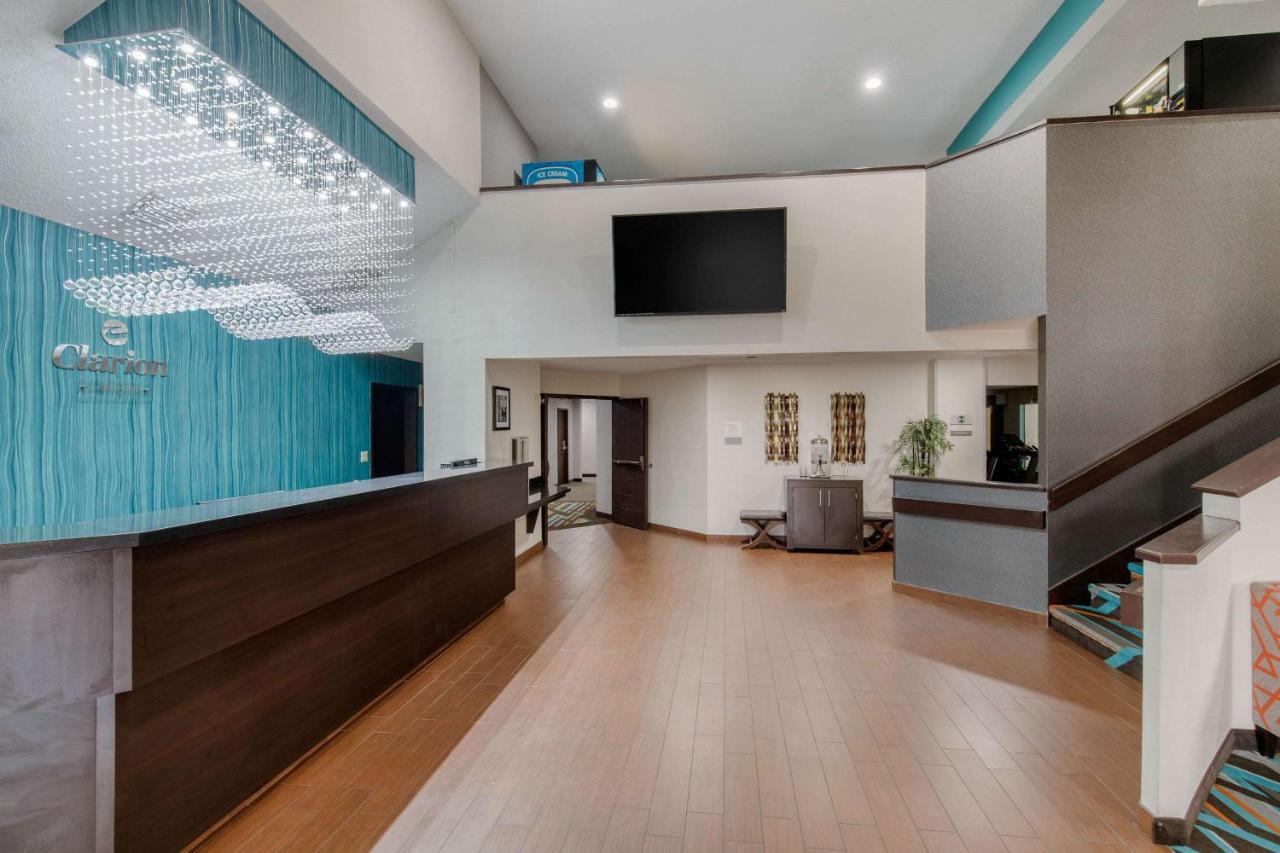 Clarion Inn & Suites Dfw North Ървинг Екстериор снимка