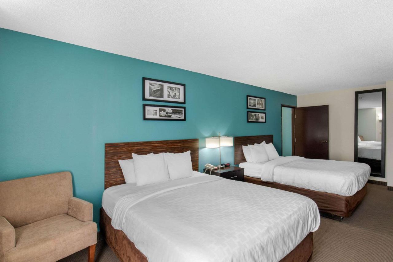 Clarion Inn & Suites Dfw North Ървинг Екстериор снимка