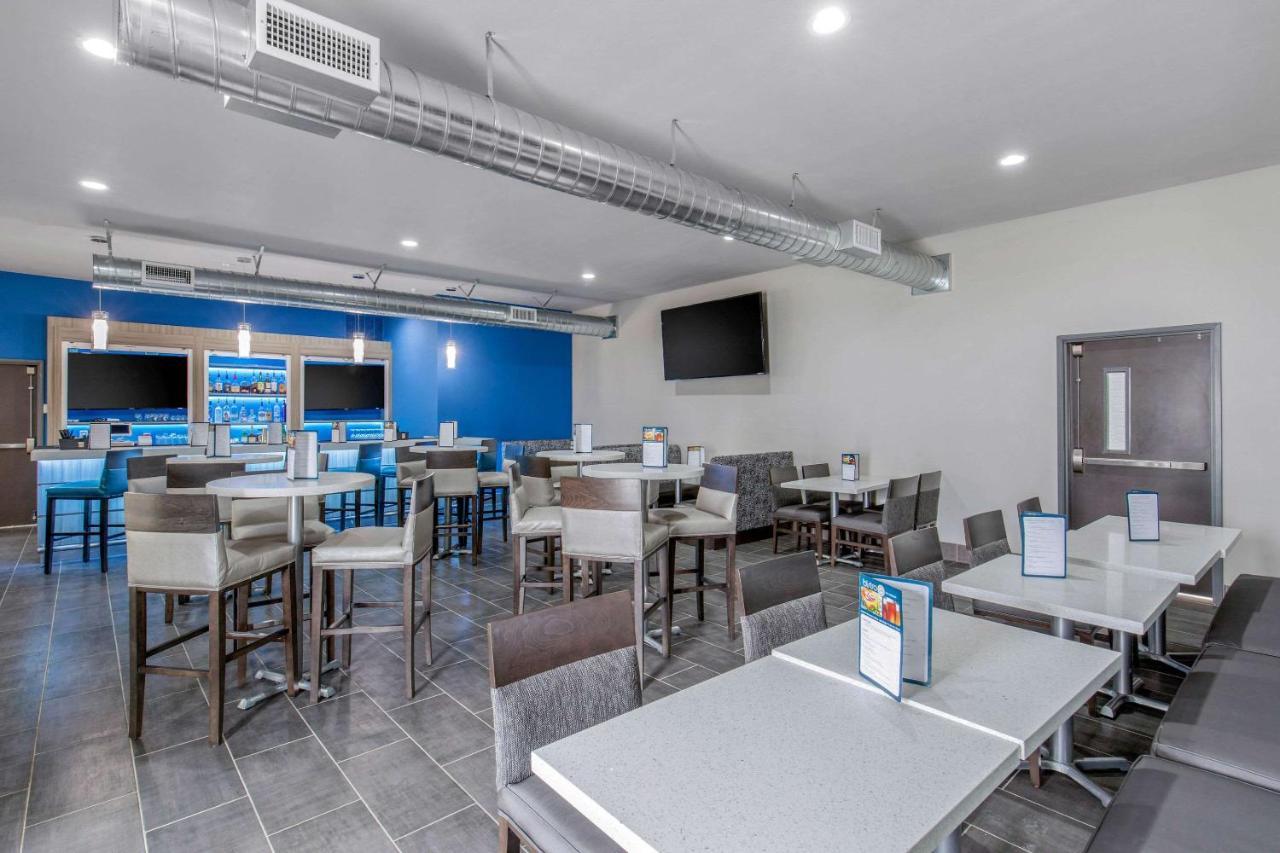 Clarion Inn & Suites Dfw North Ървинг Екстериор снимка