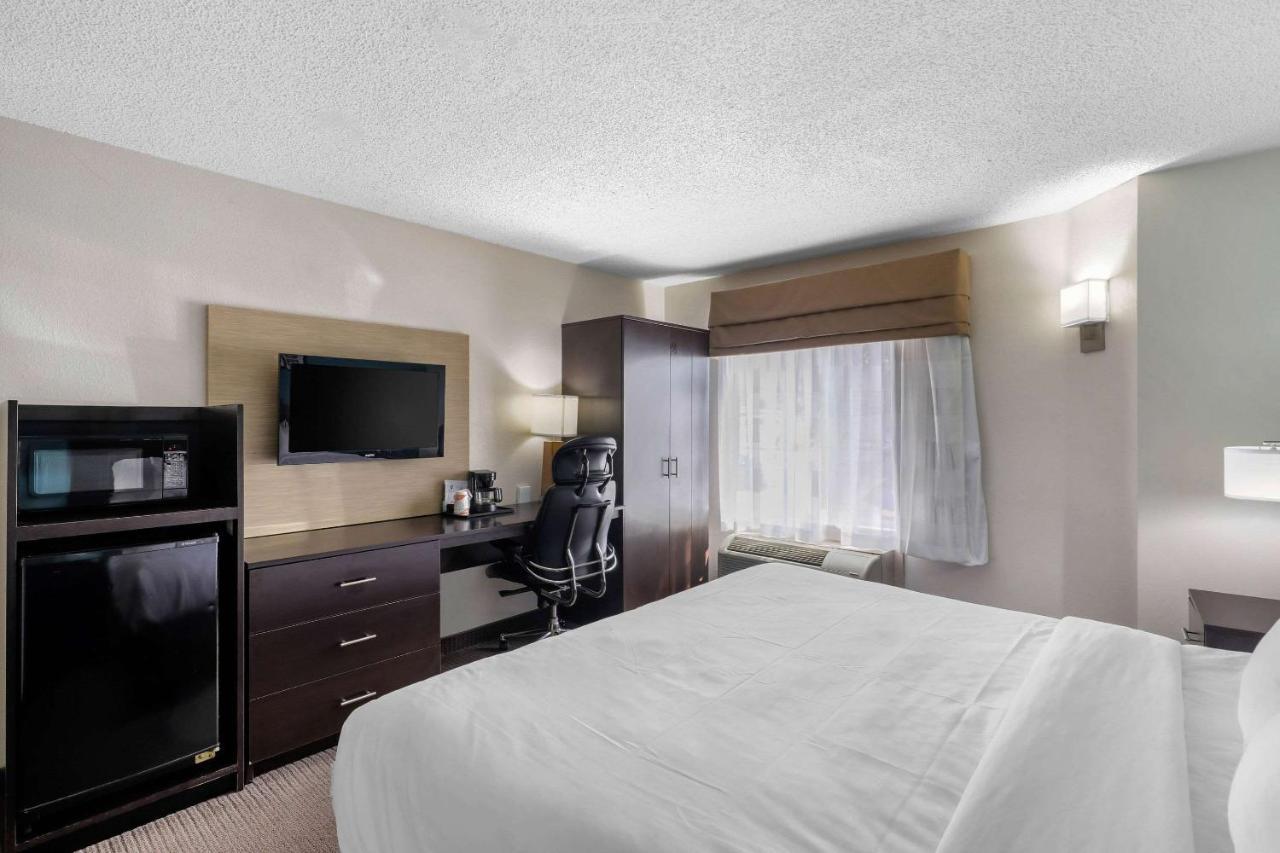 Clarion Inn & Suites Dfw North Ървинг Екстериор снимка