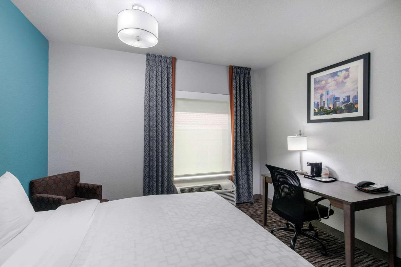 Clarion Inn & Suites Dfw North Ървинг Екстериор снимка
