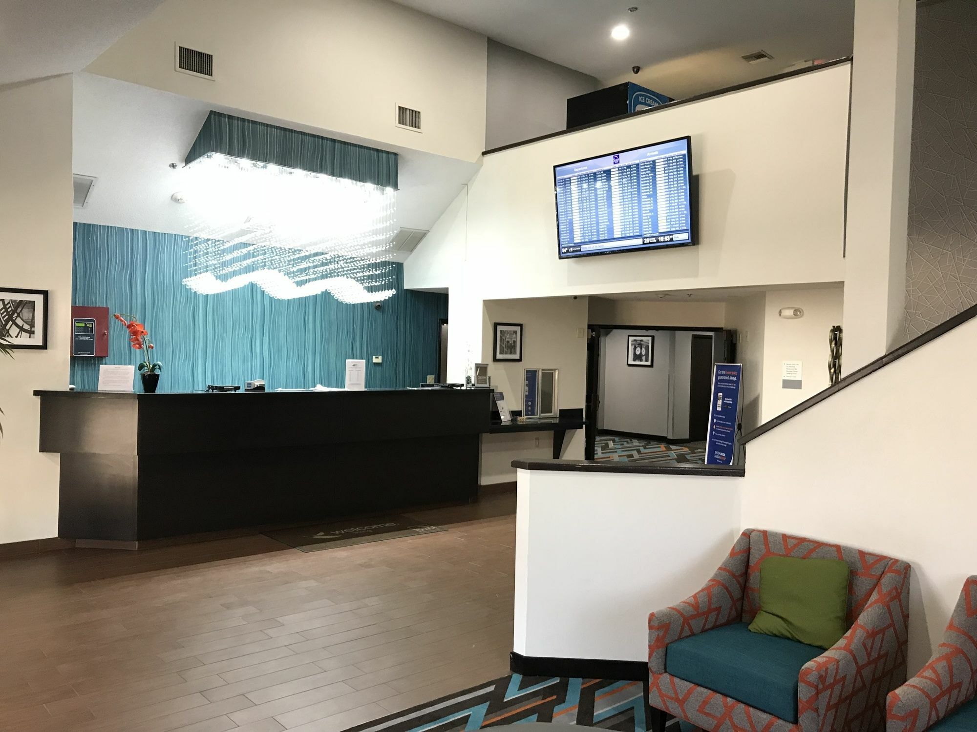 Clarion Inn & Suites Dfw North Ървинг Екстериор снимка