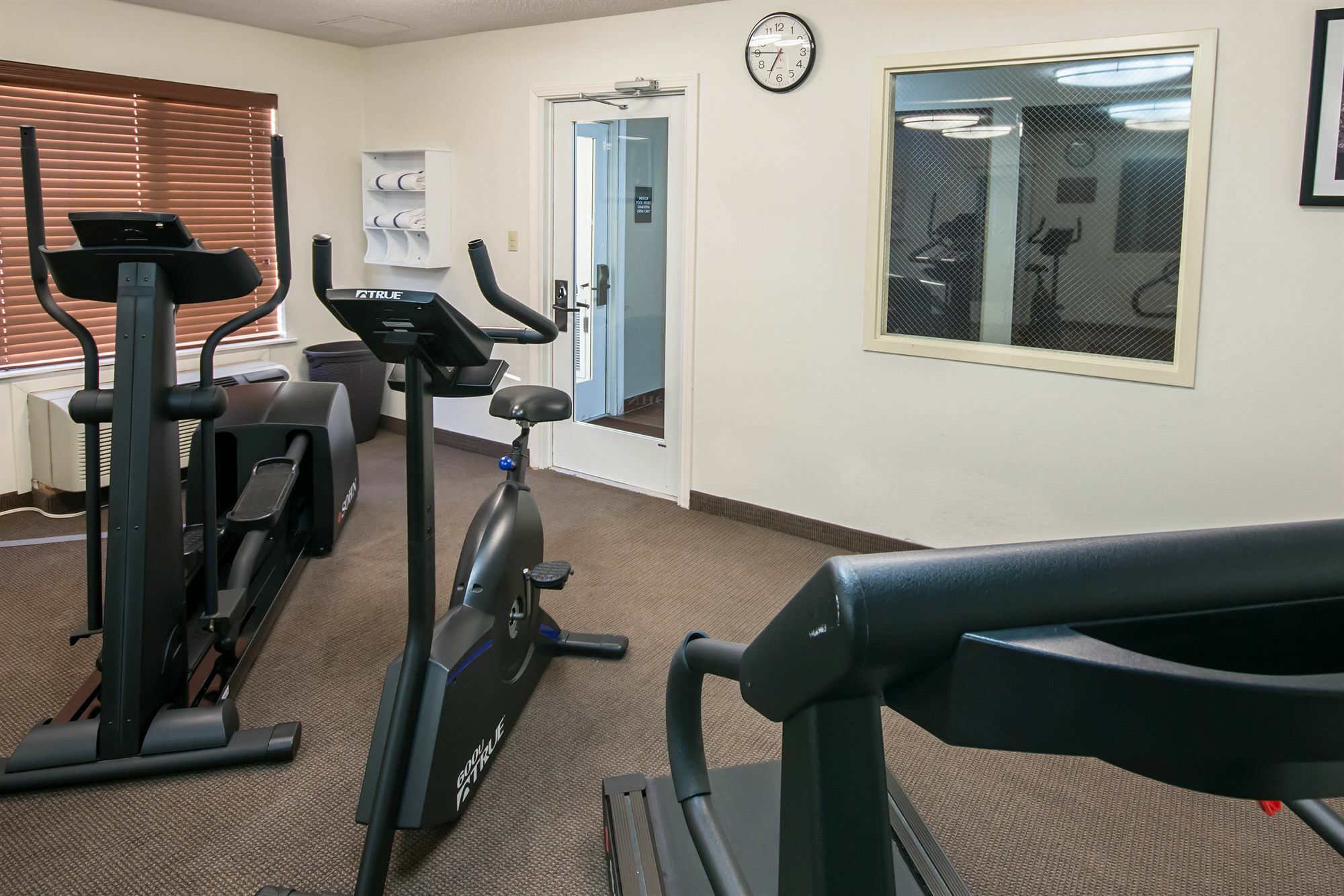 Clarion Inn & Suites Dfw North Ървинг Екстериор снимка